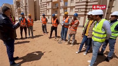 عمرو الليثي يفاجئ العمال بحدائق العاصمة الإدارية بمكافآت مالية.. جاوب واكسب