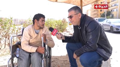 عمرو الليثي يجبر بخاطرعابر سبيل مصاب بشلل رباعي ويهديه 5 آلاف جنيه