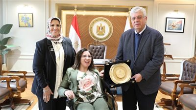 وزير التعليم العالي يُكرم الطالبة سهيلة حامد من ذوي القدرات الخاصة الحاصلة على المركز الأول بكلية الآداب جامعة المنصورة 