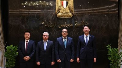 مدبولي يشهد توقيع عقد نقل حق إنتفاع لأرض تابعة لإقتصادية قناة السويس لشركة صينية