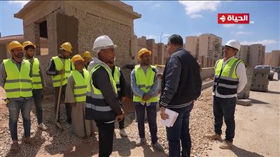 عمرو الليثي يدخل السرور على قلوب عمال مركز خدمات سكن كل المصريين بـ 