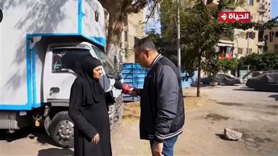 سيدة مسنة تفرح برؤية الدكتور عمرو الليثي ويهديها ٥٠٠٠ الاف جنيه في واحد من الناس