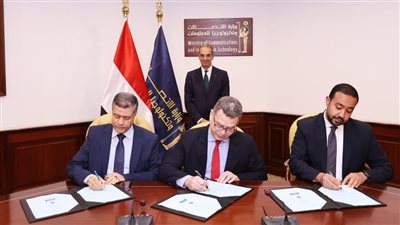 وزير الاتصالات يشهد توقيع عقود تنفيذ مشروع تصميم وتطوير أجهزة الاتصالات الطرفية (راوتر) الداعمة للإنترنت الأرضى فائق السرعة