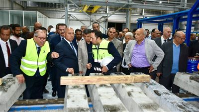 وزير النقل جولة تفقدية بمصنع الفلنكات الخرسانية بمنطقة المعصره