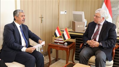وزير التعليم العالي يُناقش مع السفير اليمني بالقاهرة سُبل تعزيز التعاون المشترك