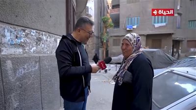 عمرو الليثي يفاجئ سيدة عجوز بهدية 5 آلاف جنيه