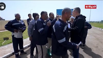 عمرو الليثي يلتقي مجموعة من عمال مدينة زفتى ويهديهم 10 آلاف جنيه