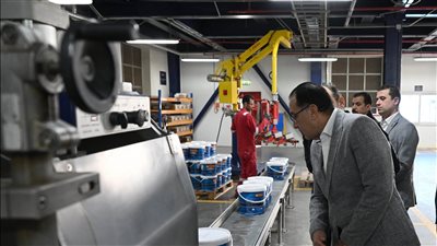 رئيس الوزراء يزور مصنع 