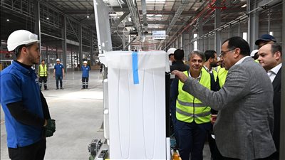 رئيس الوزراء يتفقد مصنع 