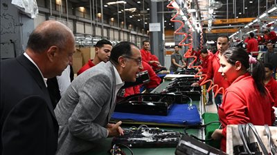رئيس الوزراء يزور مصنع 