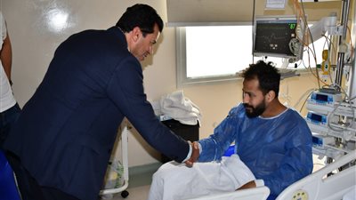 أول صورة للاعب أحمد رفعت بمستشفى وادى النيل مع وزير الرياضة 