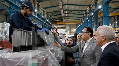 رئيس الوزراء يزور مصنع 