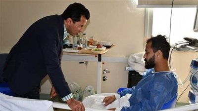 جالس يتحدث مع وزير الرياضة.. أول ظهور لـ أحمد رفعت| صور