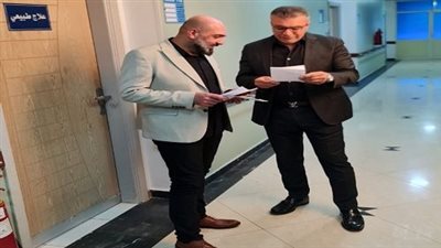 الإعلامي عمرو الليثي في زيارة لمعهد الكبد .. صور