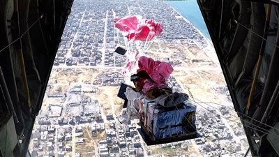 مصر تواصل المشاركة فى المهمة الإنسانية بتنفيذ إسقاط أطنان من المساعدات على قطاع غزة