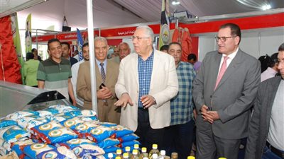 للمرة الثالثة.. وزير الزراعة يتفقد معرض خير مزارعنا لأهالينا 