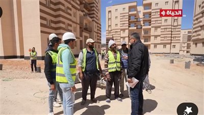 عمرو الليثي يدخل السرور على قلوب العاملين بشبكة طرق سكن لكل المصريين.. واحد من الناس