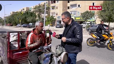 عمرو الليثي يجبر بخاطر سائق تروسيكل ويهديه مبلغ مالي بـ 