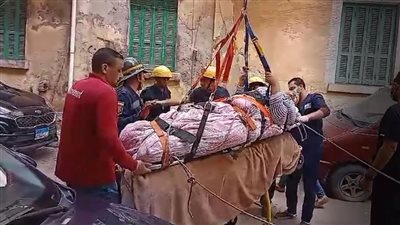 إستجابة لإلتماس أحد المواطنين.. قوات الحماية المدنية بالإسكندرية تنقل مواطن للمستشفى لتلقى العلاج