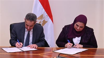 وزيرة التضامن الاجتماعي ومحافظ الغربية يوقعان عقد تمليك مقر لبنك ناصر الاجتماعي بمنطقة أبراج عبد المنعم رياض الاستثمارية 