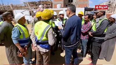 عمرو الليثي يلتقي بعمال مشروع سكن لكل المصريين ويهديهم جوائز مالية .. واحد من الناس