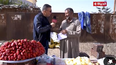 بائع فاكهة نموذج في الرضا.. وعمرو الليثي يهديه 5 آلاف جنيه بـ«واحد من الناس»