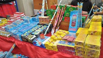 بقصد الإتجار.. ضبط شخصين بحوزتهم 70 الف قطعة ألعاب نارية 