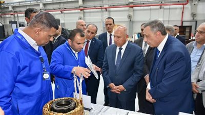 وزير النقل يتفقد ورش إيرماس المتخصصة في عمرة وصيانة جرارات السكك الحديدية 