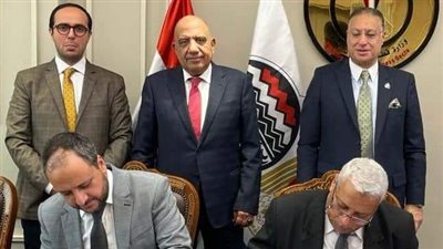 وزير قطاع الأعمال العام يشهد توقيع الاتفاق مع 