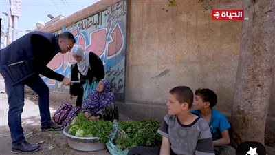 عمرو الليثي يجبر بخاطر بائعة الخضرة ويهديها مبلغاً مالياً بـ 