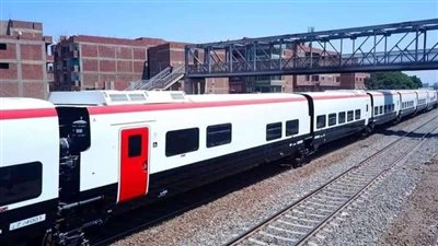 نجاة راكب بأعجوبة بعد تعلقه بقطار فائق السرعة لأجل سيجارة