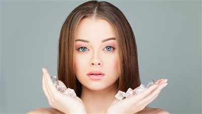 مع ارتفاع درجات الحرارة.. مكعبات الثلج للحفاظ على نضارة البشرة