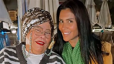 حرمني أودعها.. منع الفنانة ساندي من السفر لدفن والدتها لهذا السبب