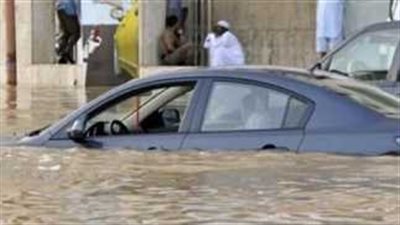 الإمارات تنصح المواطنين بعدم الخروج من المنازل وتوقف المطارات بسبب الطقس