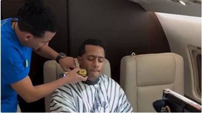 واستعان بالمضيفة.. محمد رمضان يحلق ذقنه في طائرته الخاصة