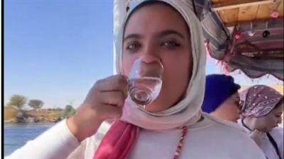 فتاة تشرب من مياه النيل مباشرة.. وتعليق صادم من ساويرس