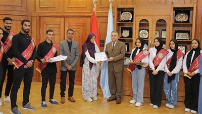 رئيس جامعة السويس يكرم الفائزين بالمسابقات الرمضانية