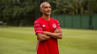 لاعب ورئيس.. روماريو يعود إلى الملاعب بعمر 58 عاماً لمزاملة نجله