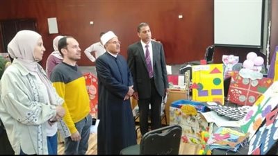 رئيس الأزهرية بالسويس يتفقد معرض الوسائل التعليمية لرياض الأطفال