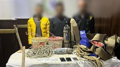 داخل عقار.. ضبط 3 أشخاص بتهمة التنقيب غير المشروع عن الآثار