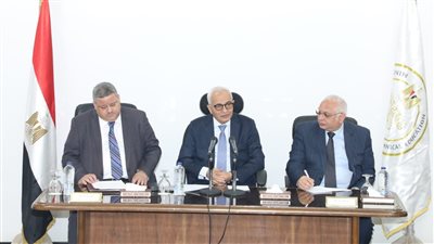 وزير التربية والتعليم يعقد اجتماعًا مع رؤساء لجان النظام والمراقبة استعدادًا لامتحانات الدبلومات الفنية