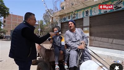 واحد من الناس يجبر بخاطر سائق عربية 