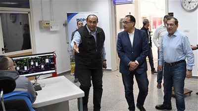 رئيس الوزراء يتفقد مصنع 