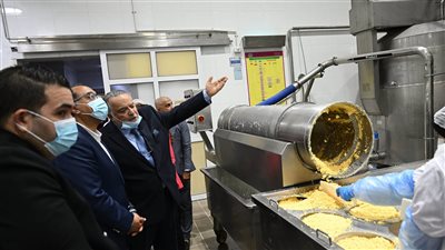 رئيس الوزراء يتفقد مصنع شركة 