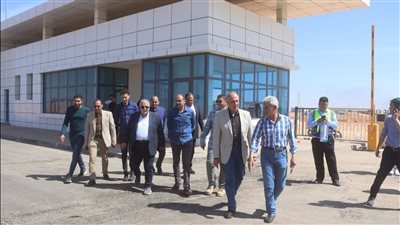 ‫ وزير الإسكان يتابع أعمال الطرق بالمنطقة الصناعية بالعاشر من رمضان