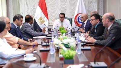 وزير الصحة يعقد اجتماعًا لمتابعة العمل بالمشروع القومي للرعايات والحضانات 