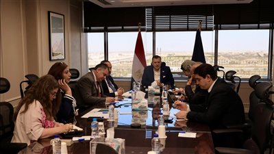 وزير السياحة والآثار يعقد اجتماعاً لاستعراض مستجدات الخطة التنفيذية لتحسين التجربة السياحية