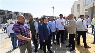 وزير الإسكان يتفقد أعمال التشطيبات بأبراج المنطقة الشاطئية