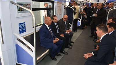 وزير النقل والسفير الفرنسي يستقلان القطار الكهربائي الخفيف LRT والخط الثالث للمترو لمتابعة مستويات الخدمة المقدمة للركاب
