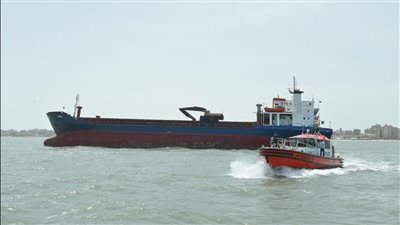 وحدات الإنقاذ بقناة السويس تنجح في إنقاذ سفينة وطاقمها من الغرق قبل عبورها للقناة 